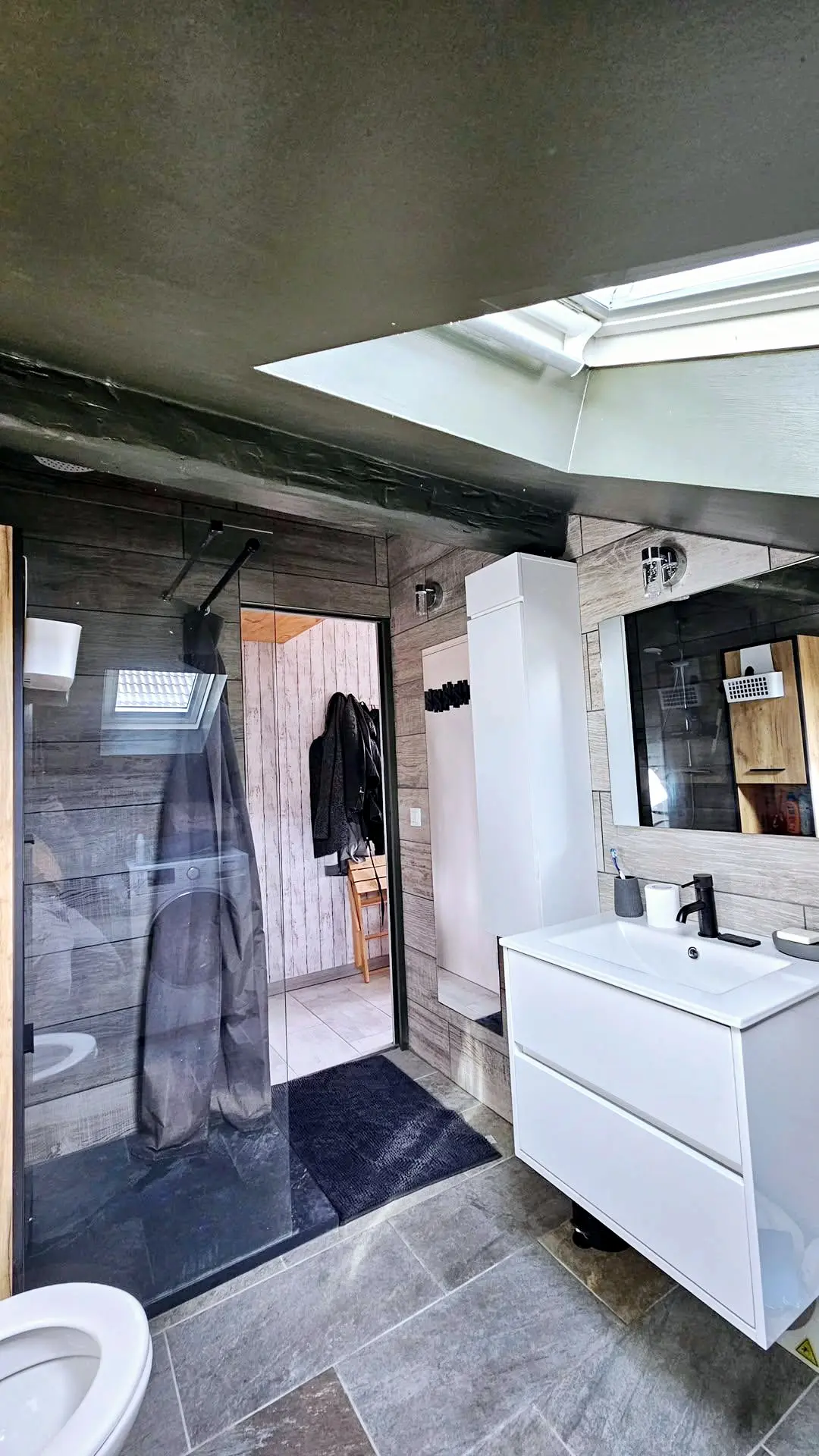 Rénovation haut de gamme — transformation de combles en appartement avec poutres apparentes et velux, Monnetier-Mornex 74