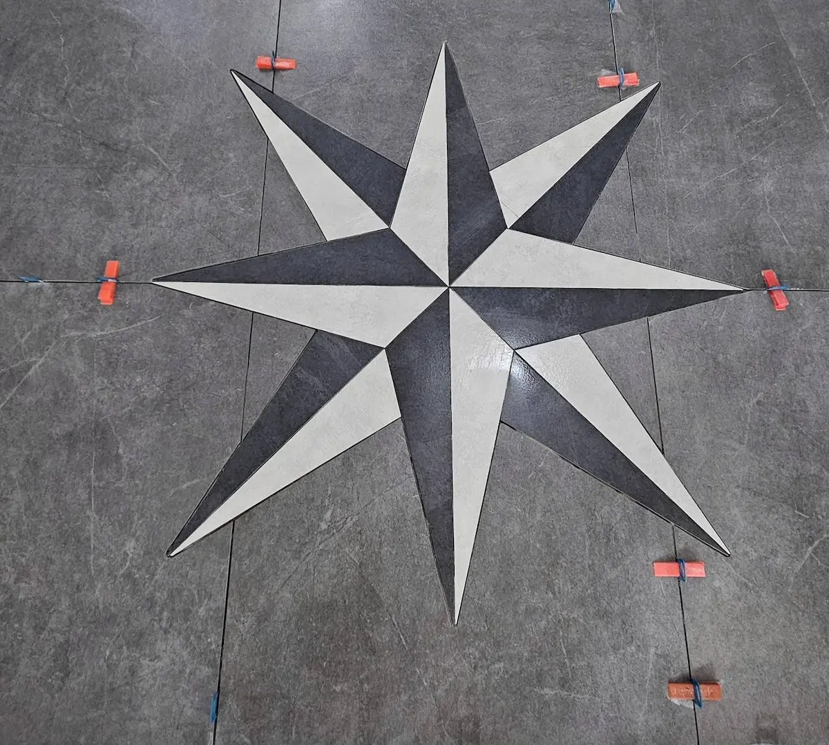 Carrelage artistique — rose des vents en mosaïque bi-ton, pose sur mesure, rénovation haut de gamme Haute-Savoie (74) — Les Gentlemens du Bâtiment