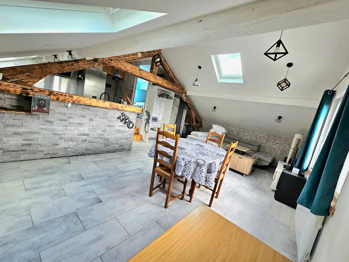 Aménagement intérieur sur mesure — appartement avec poutres apparentes et cuisine ouverte, rénovation haut de gamme Grand Genève — Les Gentlemens du Bâtiment