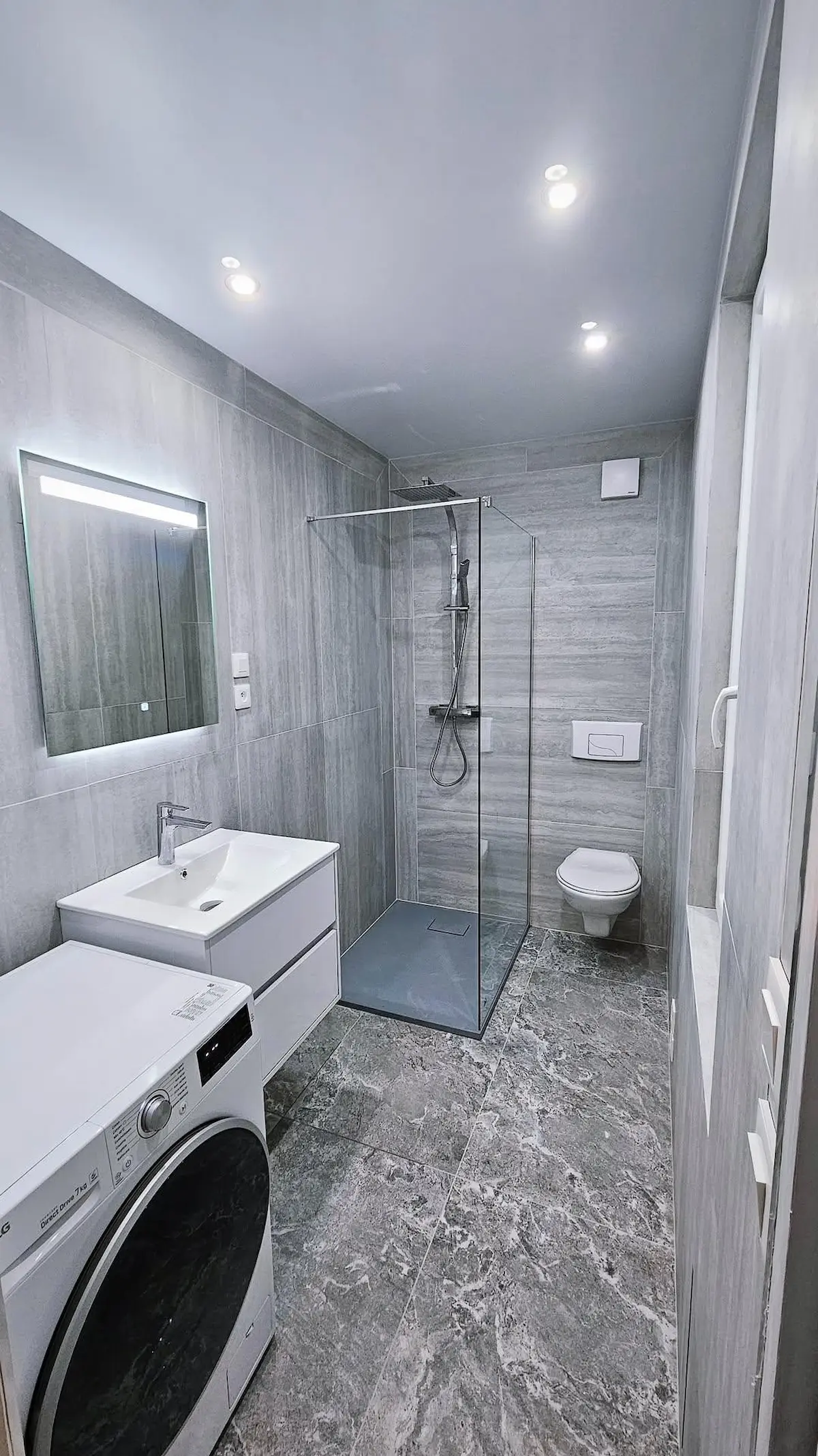Rénovation haut de gamme — salle de bain avec sol marbre et douche à l'italienne, expert bâtiment Genève et Haute-Savoie (74) — Les Gentlemens du Bâtiment